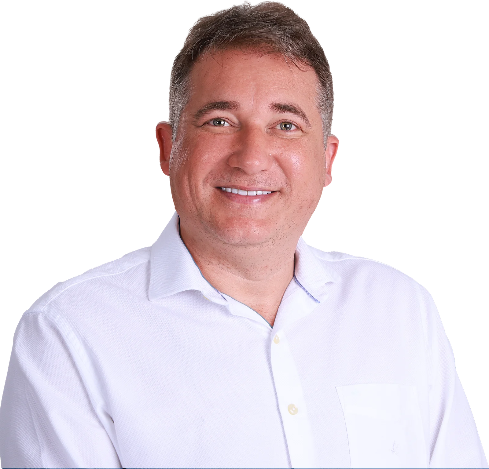 Luciano Galego com camisa branca